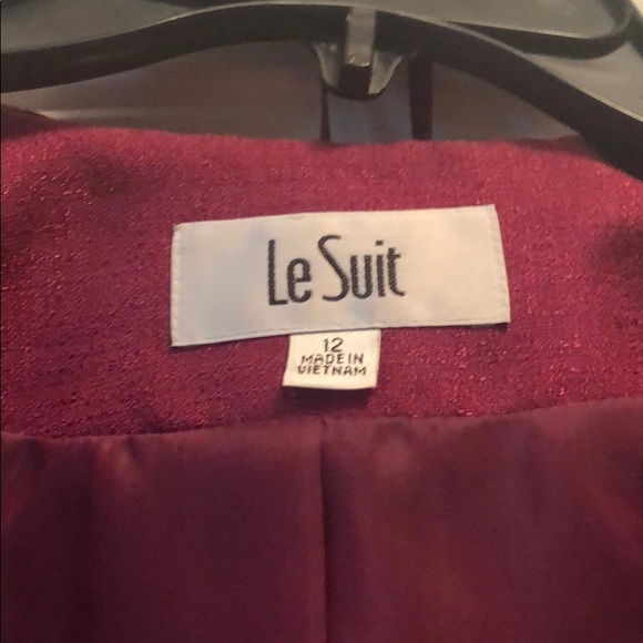 Le Suit Maroon Women’s Suit - Picture 4 of 5
